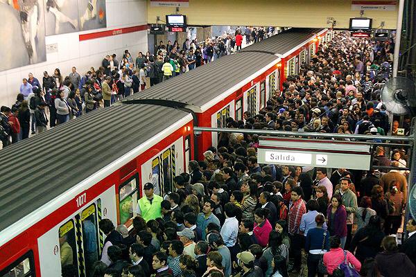 fabian_rl's tweet photo. Que bueno que se suspendieron los eventos deportivos “masivos”, tomaré tranquilamente el metro #Covid_19 https://t.co/8tm9mkChex