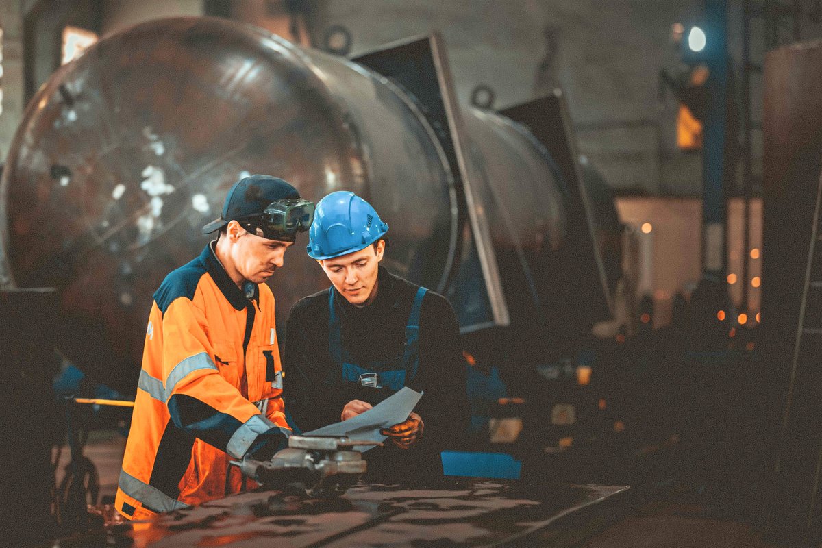 работа в омске свежие в нефтянике. инженер технолог фото. нефтяник завод находка. карточка профессии нефтяник. работа в омске свежие в нефтянике.