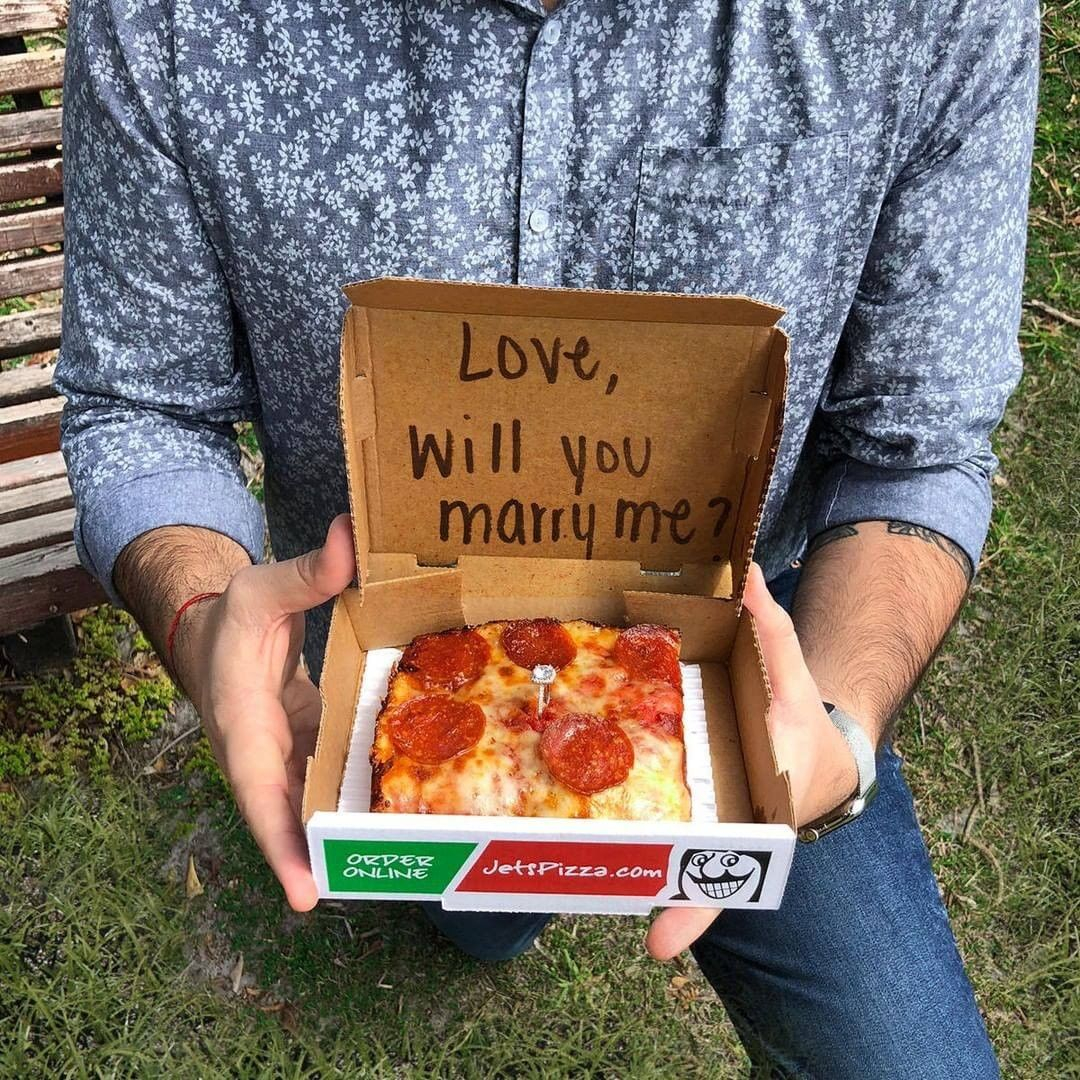 MissToMrsBox's tweet photo. Delicious proposal 🍕 Pizza lovers, are you here? ❤️

Photo by @jetspizza 

#engaged #engagementsession https://t.co/vKkzqjjfzq