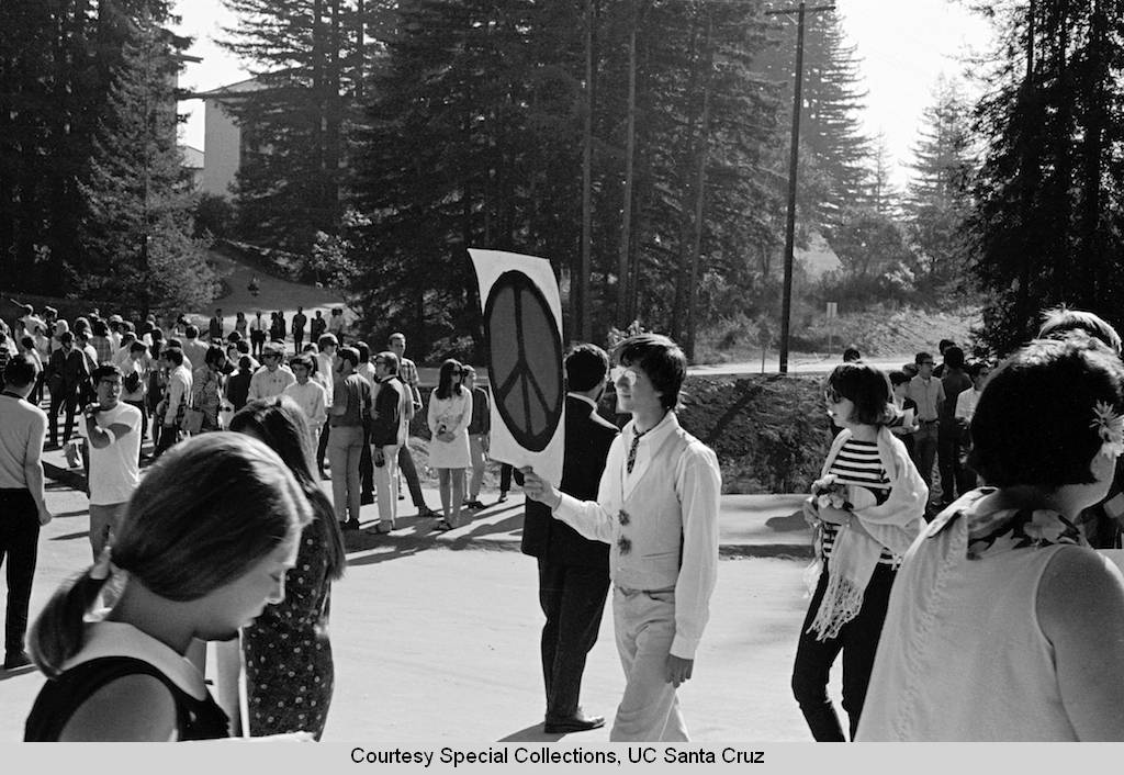 UCSCLibrary's tweet photo. UC Santa Cruz has been a hub for activism since its founding. Pictured here: 1967, students protesting against US Air Force recruiters at UC Santa Cruz during the Vietnam War. #UCSC #UCSCLibraries https://t.co/yE5nPF7gdH