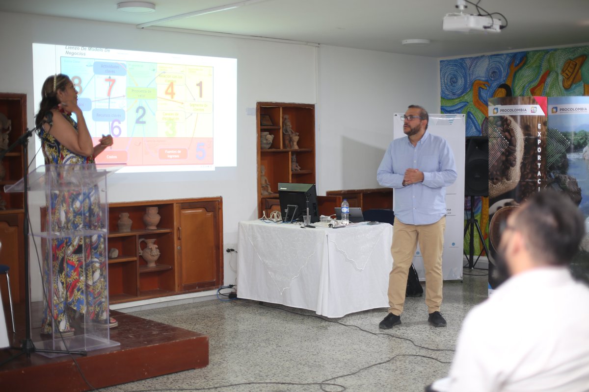 CCVALLEDUPAR's tweet photo. #AEstaHora, se lleva a cabo el Seminario del Programa 'Presentando Mi Modelo de Internacionalización Bajo Metodología CANVAS', de @PROCOLOMBIACO, en el Salón de Eventos de la @CCVALLEDUPAR. #FormaciónExportadora #Valledupar #Cesar #Colombia https://t.co/LyRPfL1lbl