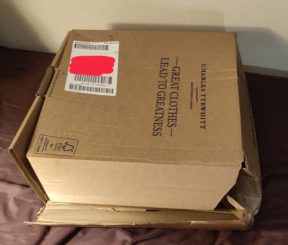 bigsoooze's tweet photo. @CharlesTyrwhitt @Hermesparcels shockingly poor delivery service. This is how my parcel arrived. https://t.co/rjNmG7KQxf