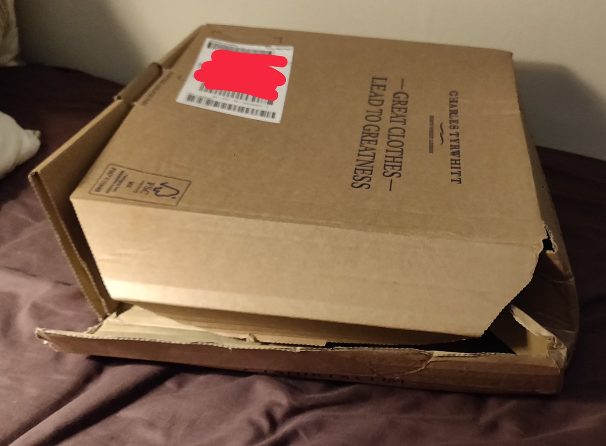 bigsoooze's tweet photo. @CharlesTyrwhitt @Hermesparcels shockingly poor delivery service. This is how my parcel arrived. https://t.co/rjNmG7KQxf