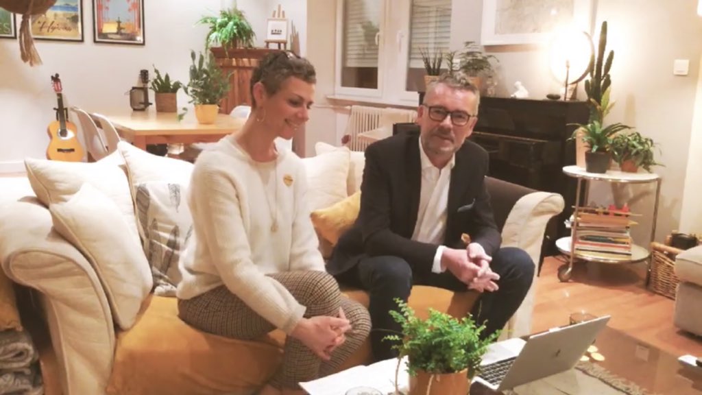 AthaneaMarco's tweet photo. @QuiPascal se la joue Ambitions intimes de Karine Le Marchand 😂 « Alors Pascal, cette élection, dans un fauteuil ? » « dans un canapé Karine, un canapé, hi,hi » #fake https://t.co/Lw7RiLMB0i