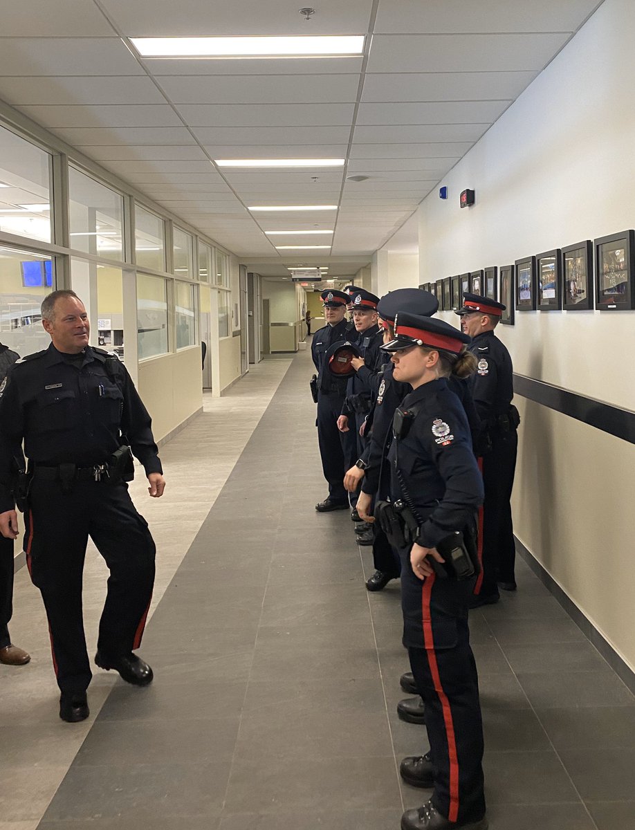 AFPAElliott's tweet image. Had an opportunity to visit Southwest division this morning to meet the members before their shift began. Communication with updates &amp;amp; questions are imp to the membership #staysafe #appreciatethework @YEGPA @edmontonpolice @DMMcFee @YEG_Commission @TBFYEG