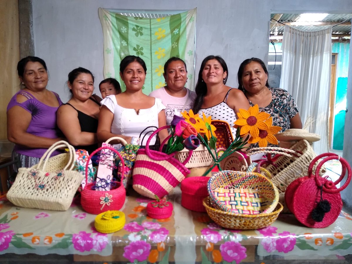 OIM_Peru's tweet photo. Son mujeres del caserío de "Viduque" del distrito de Catacaos. 
Iniciaron sus emprendimientos con los insumos proveídos por @OIM_Peru. Es un gusto que luego de 3 años continúen tejiendo unidas y salgan adelante con productos tan hermosos. #MujeresEmpoderadas 💪 https://t.co/tgclLc5LcB