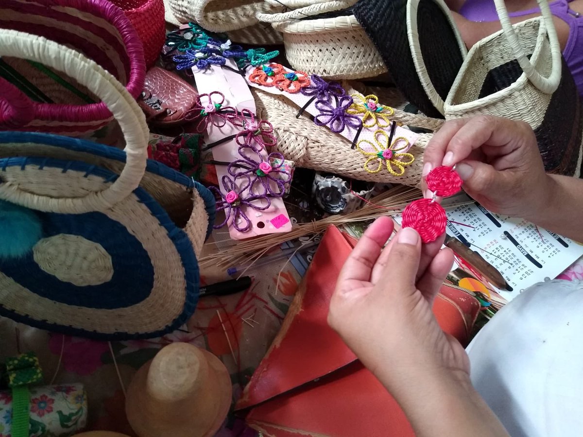 OIM_Peru's tweet photo. Son mujeres del caserío de "Viduque" del distrito de Catacaos. 
Iniciaron sus emprendimientos con los insumos proveídos por @OIM_Peru. Es un gusto que luego de 3 años continúen tejiendo unidas y salgan adelante con productos tan hermosos. #MujeresEmpoderadas 💪 https://t.co/tgclLc5LcB