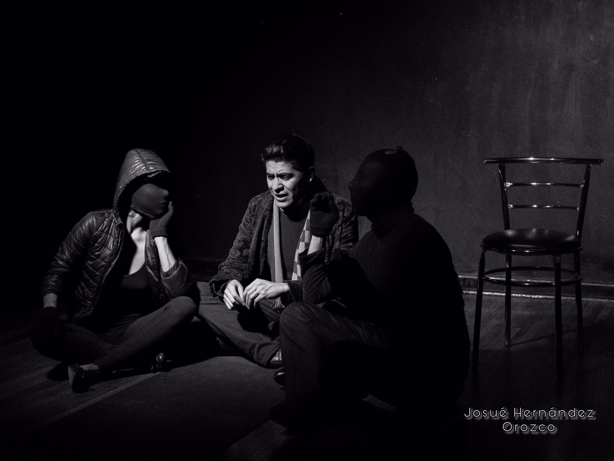 OtrasBatallas's tweet photo. LAS OTRAS BATALLAS / Cada persona que ves, está luchando una batalla de la que tú no sabes nada .
.
Funciones Lunes 16, 23 y 30 de marzo 9 pm Foro Juana Cata
.
#lasotrasbatallas #juanacata #teatro #teatroindependiente #teatrointimo #indigoteatro #yoapoyoelteatro #vamosalteatro https://t.co/EukvrLc9LS
