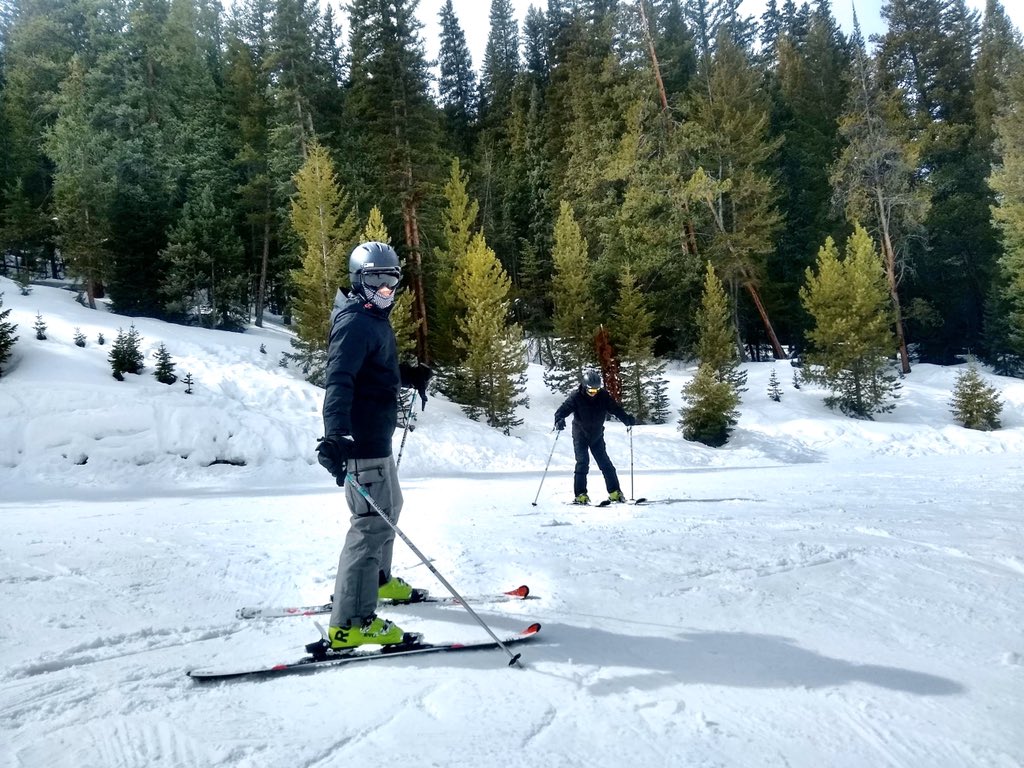cbwcbw's tweet photo. Spring breakin it in the Colorado mountains with bestfriends/teammates ☃️❄️⛷
#Keystone2020 #medlinMustangs #MajorPow #MakingMemories https://t.co/u8JRA6cPWY