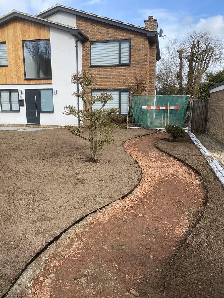 mark_latchford's tweet photo. Curved path now in which will meander through drifts of planting, past flat top Yew balls and the specimen field maple Bonsai.
#siteprogress #curvedpath #steeledging #gardenpath #underconstruction #gardenbuild #landscaping #gardendesign #landscapedesign #hollandgreenlandscapes https://t.co/BisJLyTBKs