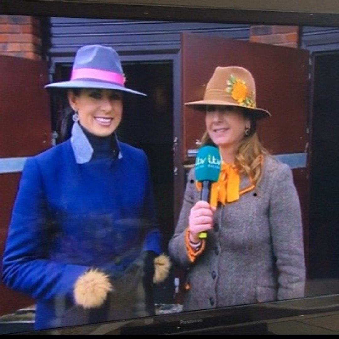 RacingHatHire's tweet photo. #TBT 👒

Each week are want to shine a light on our amazing clients. You make our job easy and our hats look amazing! ❤️

🙏 Thank you for the love and support 🙏

Racing Hat Hire 💋 

#RacingHatHire #LadiesDay #RoyalAscot #JulyFestival #Newmarket #CheltenhamFestival #HatHire https://t.co/adpWvF3bcC