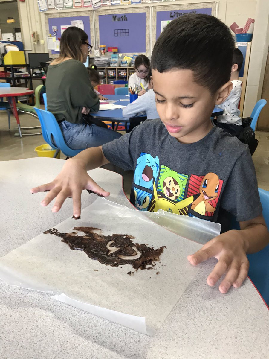 MrsPunim's tweet photo. Fishing for โSHโ words and writing โCHโ words in chocolate pudding! #handsonlearning #Hbrothers #diagraphs #kinder #nrcsd https://t.co/CltliybdL2