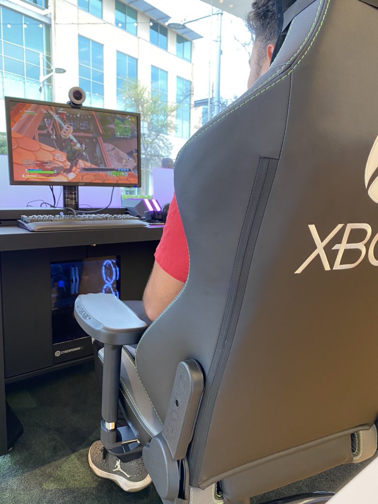 BDTeej's tweet photo. Just got to the @MicrosoftStore! Streaming from an amazing #StreamPod here in about 25 min!
Gonna be super polite and let the homies finish this Fortnite match. Lol https://t.co/n5Kzfa553I