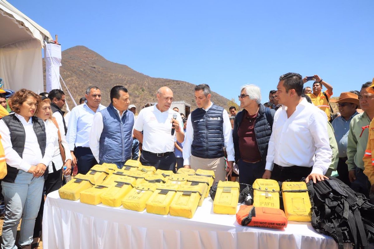 samygurrion's tweet photo. El banderazo de inicio del Programa Estatal de Prevención y Combate de Incendios Forestales #2020 lo encabezó el Gobernador @alejandromurat y el Dir. de la @CONAFOR, León Jorge Castaños, importante estrategia para cuidar y preservar la biodiversidad de #Oaxaca. 🔥🚒🌳🌲 https://t.co/eDtKgBZGDo