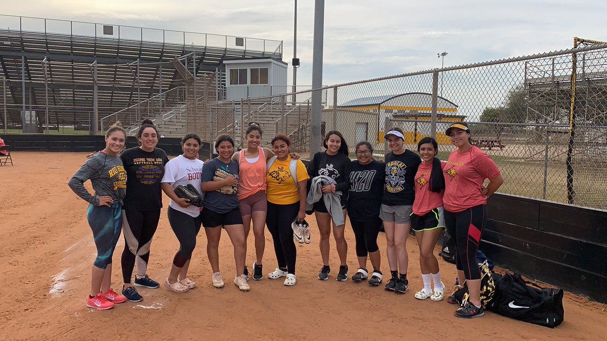 LadyCats_RHHS's tweet photo. @_bcruz1 stopped by today  to visit!! #🐐status #LegendsBuildingLegends @RHHS_Bobcats https://t.co/D3735c3CgI
