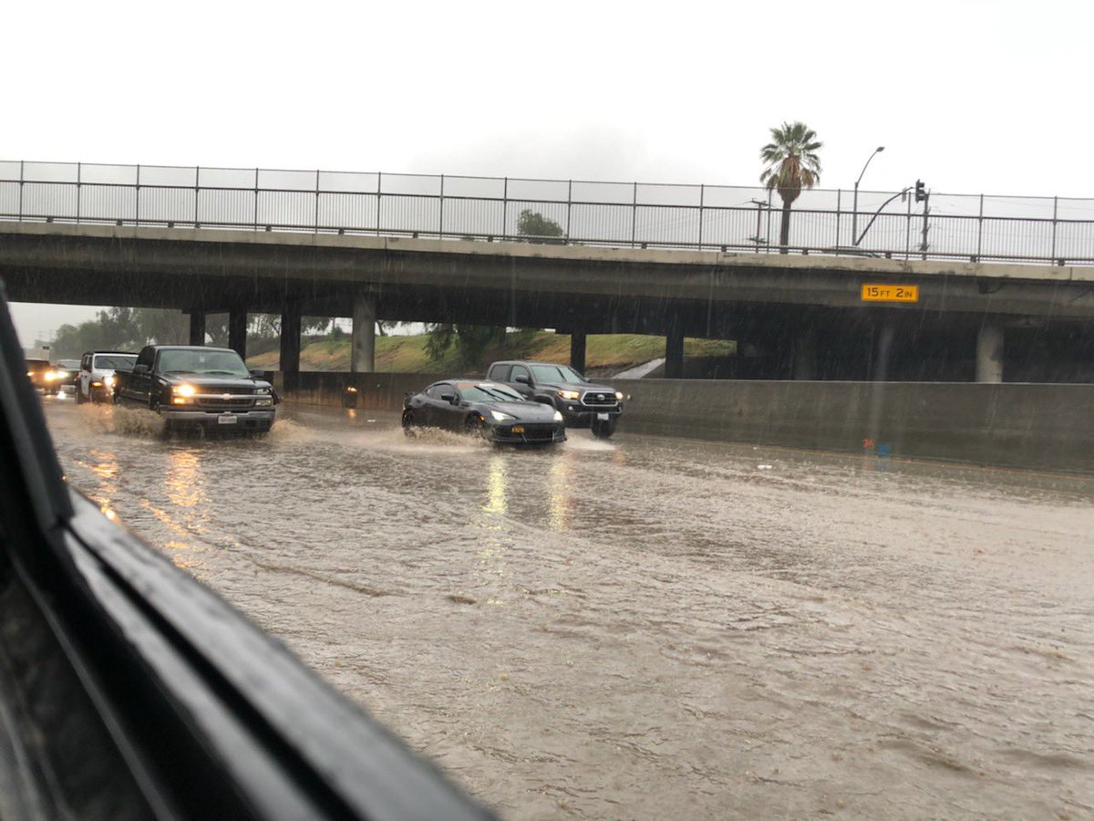 ChpRiverside's tweet photo. Current conditions on SR-60 Westbound at Rubidoux Boulevard. Please avoid the area if possible. #rain #sr60 #rubidoux #itneverrainsinsoutherncalifornia #safetyfirst #whatisgoingoninriversidecounty #code3news https://t.co/PUvkZoEyMW