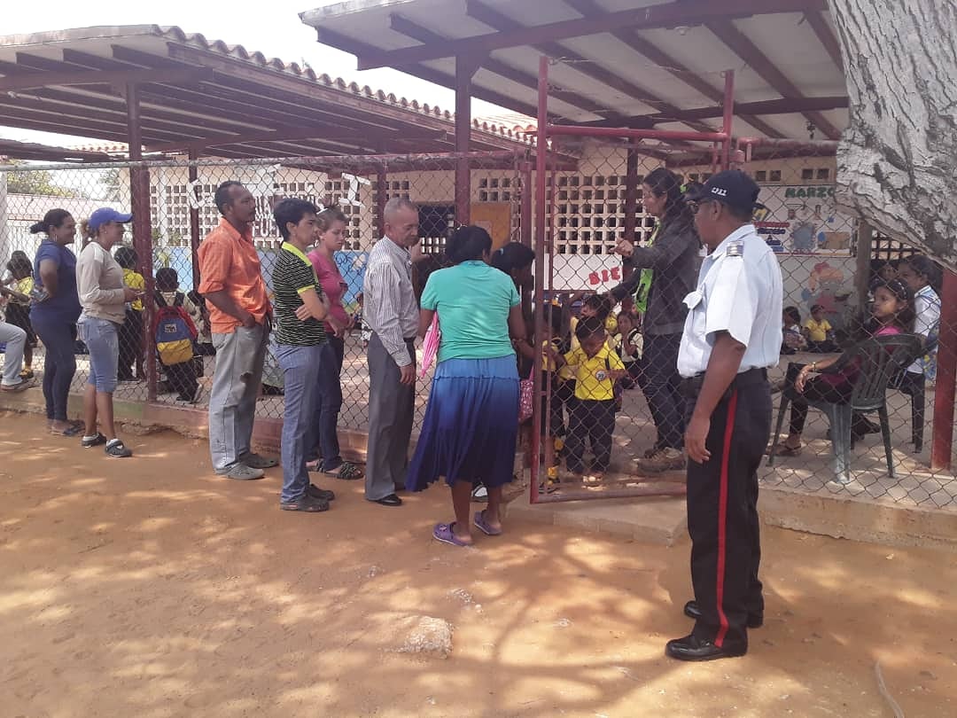 CPBEZ's tweet photo. La Policía va a la Escuela
⏩Damos acompañamiento y bridamos seguridad durante entrada y salida a los niños, docentes y representantes del Centro de Educación Inicial María Deivis ubicado esa parroquia #Ricuarte #Mara.
#FuturoSeguro #Cpbez #GBZulia #ZuliaMía https://t.co/4BXSITXDCF