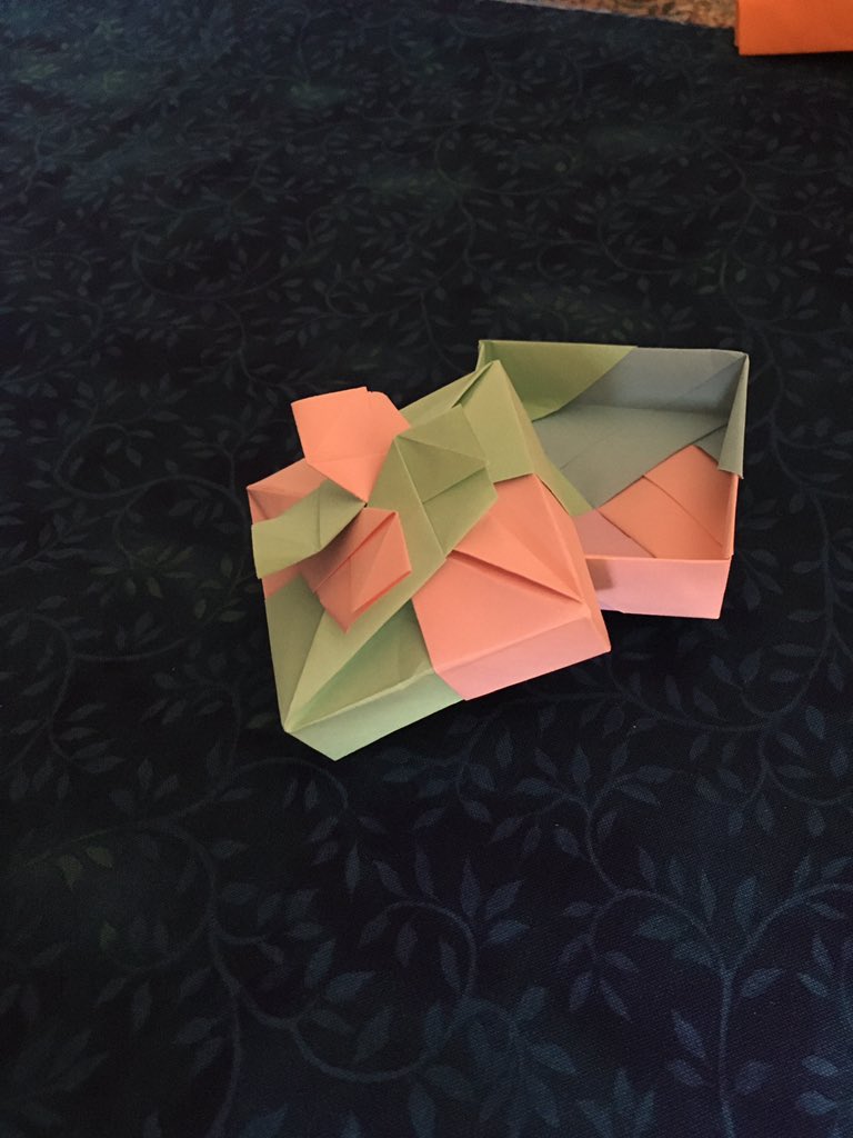 Ruth4170's tweet photo. Day 26: modular origami lid for the previous box #digme406 https://t.co/XYvOgJsLNI