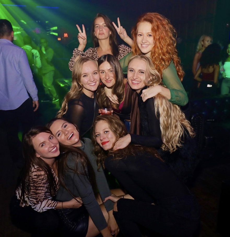 TunnelChicago's tweet photo. Countdown to St. Patrick’s Day weekend begins! 🍀 Book your table for this weekend! ⬆️🍾 #TunnelChicago https://t.co/dIZtTpdYug
