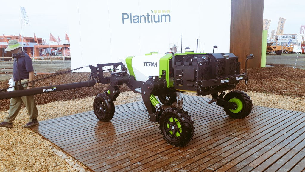 MartinMarzetti's tweet photo. El futuro llegó. Robot autónomo que diferencia malezas del cultivo. 10mt de ancho de trabajo. Fabricado en y para Argentina. https://t.co/HWaZMifh6o