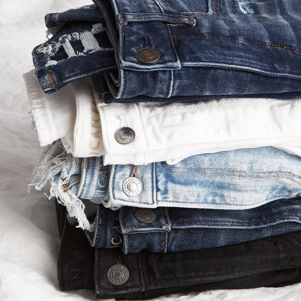 Find perfect fitting jeans at American Eagle 💙 With so many different styles, colours and fits to choose from, you're sure to find a great pair of denim! #YorkdaleStyle #CentreOfStyle #Denim #Jeans #Fashion @AEOutfitter