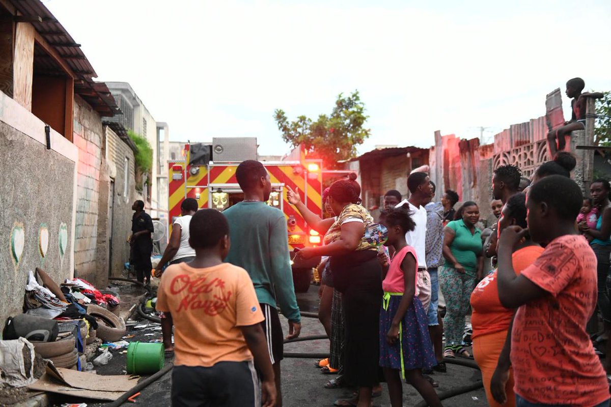 JamaicaGleaner's tweet photo. NOW: Fire responders are working to contain a blaze on Percy Street in Kingston. Five houses have been on fire since late this afternoon. One woman, Dalia Surajballie, said seven children and four adults from her house have been displaced - (@taylor2nd photos) #GLNRRoving https://t.co/tEx1fLG0jo
