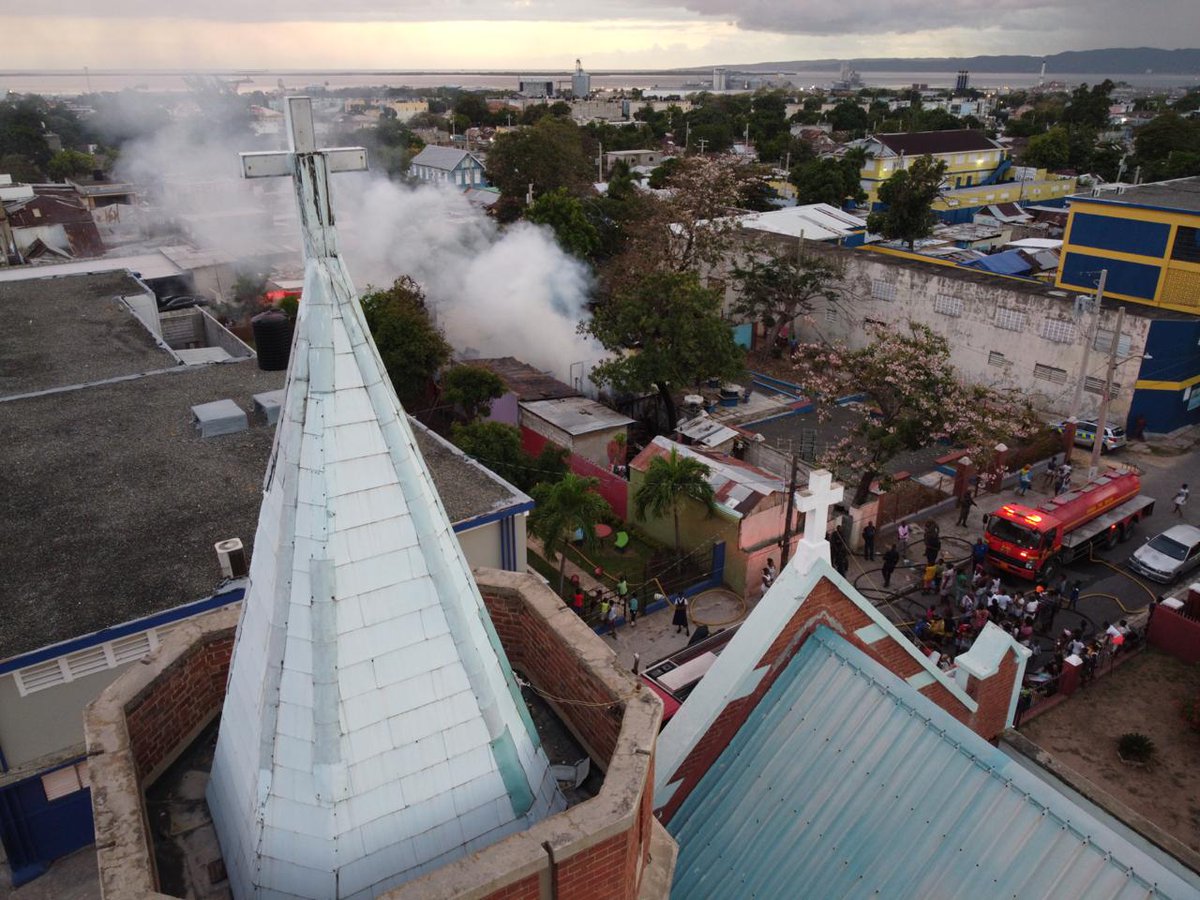 JamaicaGleaner's tweet photo. NOW: Fire responders are working to contain a blaze on Percy Street in Kingston. Five houses have been on fire since late this afternoon. One woman, Dalia Surajballie, said seven children and four adults from her house have been displaced - (@taylor2nd photos) #GLNRRoving https://t.co/tEx1fLG0jo