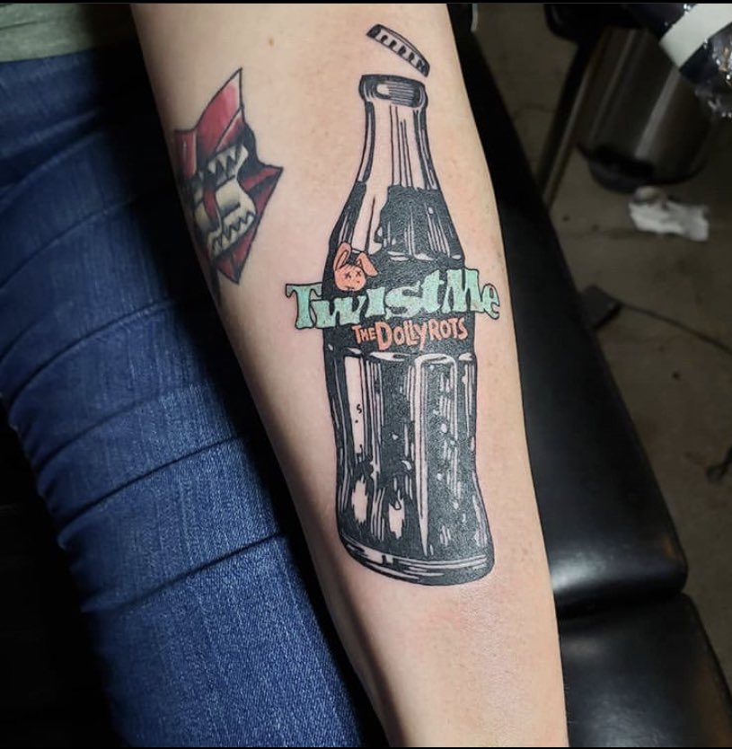 TheDollyrots's tweet photo. One of the BEST tattoos we’ve seen in a while!! Awesome gal in Illinois!!
#dollyrots #tattoo #tattoos #bandtattoo #twistme #twistmetotheleft #fanart #topfan https://t.co/5J6JA0O99h