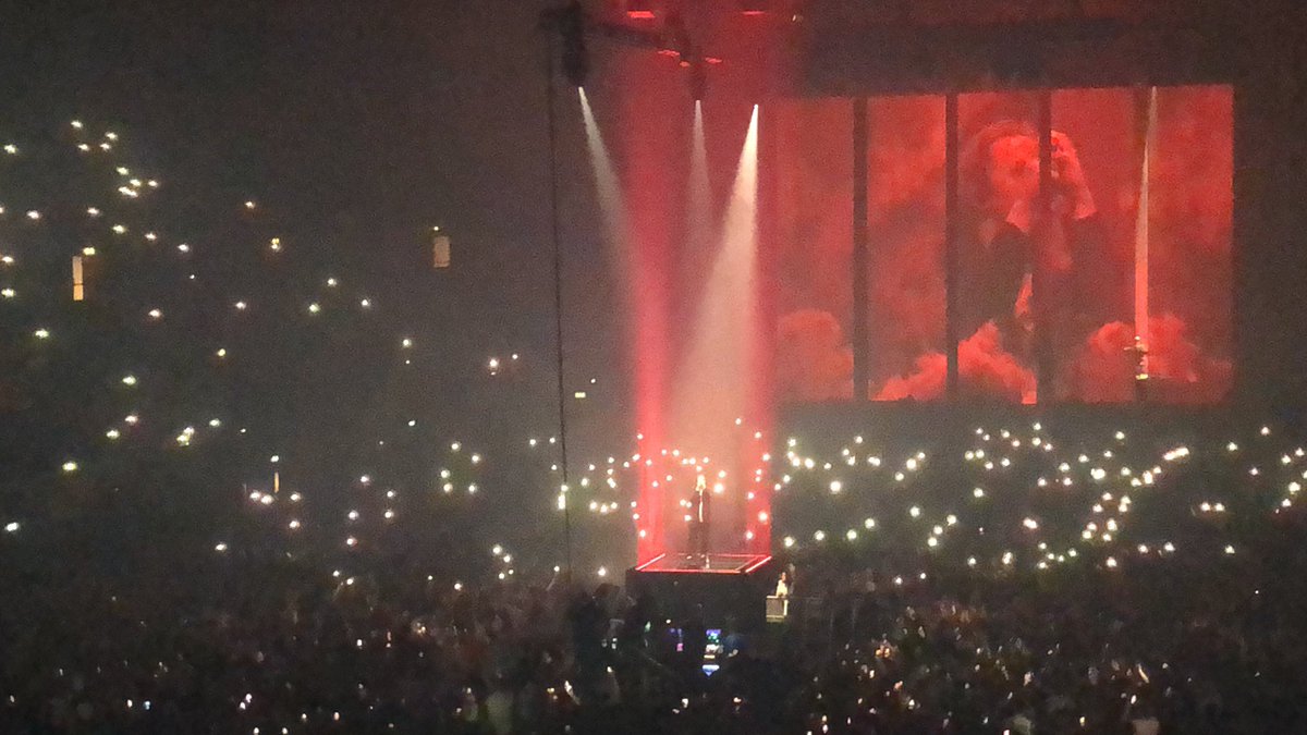 RobynLindoe's tweet photo. Just seen @LewisCapaldi at the SSE Arena Wembley and it was amazing! Thank you for a great show and some good laughs 🎵 🎤❤️ https://t.co/wZvJlXiE8o