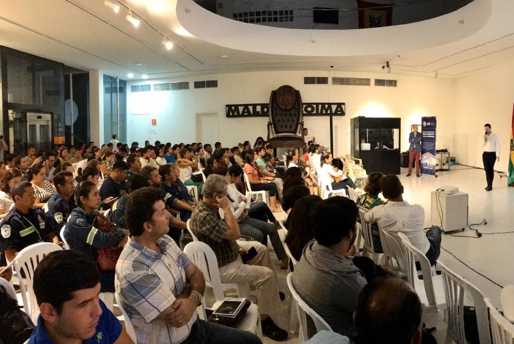 UKinBolivia's tweet photo. Expertos del Reino Unido participan ahora en el Seminario Internacional "Construyendo ciudades innovadoras, sostenibles e inteligentes", que se desarrolla en el Museo Altillo Beni de #SantaCruz.
Otra actividad en el programa de #BritishWeekSCZ
#UKinSCZ https://t.co/peavidEPOV