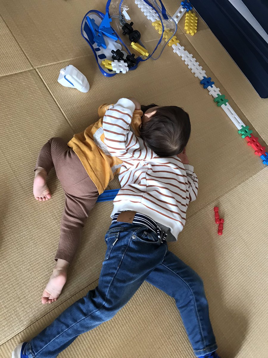 Uzivatel 西 靖 Na Twitteru 3歳半の長男には 1歳半の次男を絶対に叩いたり蹴ったりしてはいけない と言い聞かせているが その結果 体当たり 引っ張りあい 関節技もどきなど 打撃以外のあらゆる手段を用いてお気に入りおもちゃへの接近を阻止しようとしている Uzivatel 西 靖 Na Twitteru 3歳半の長男には 1歳半の次男を絶対に叩いたり蹴ったりしてはいけない と言い聞かせているが その結果 体当たり 引っ張りあい 関節技もどきなど 打撃以外のあらゆる手段を用いてお気に入りおもちゃへの接近を阻止しようとしている