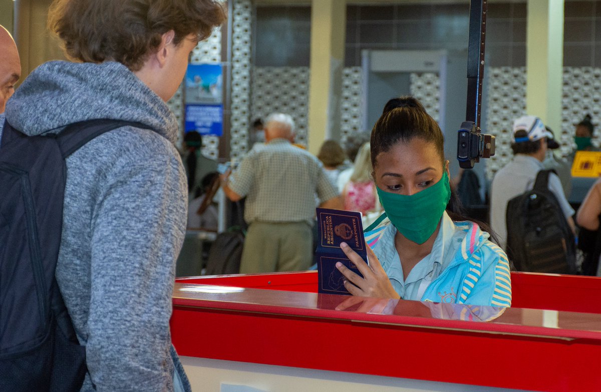 La @Aduana_de_Cuba y el <a href="/MINSAPCuba/">Ministerio de Salud Pública de Cuba</a> refuerzan las medidas en las fronteras aéreas y marítimas del país para identificar los posibles casos de #COVID19. El país no piensa hacer cierre de fronteras, ni limitar la entrada de determinados turistas a #Cuba 
👉radiorebelde.cu/noticia/aeropu…