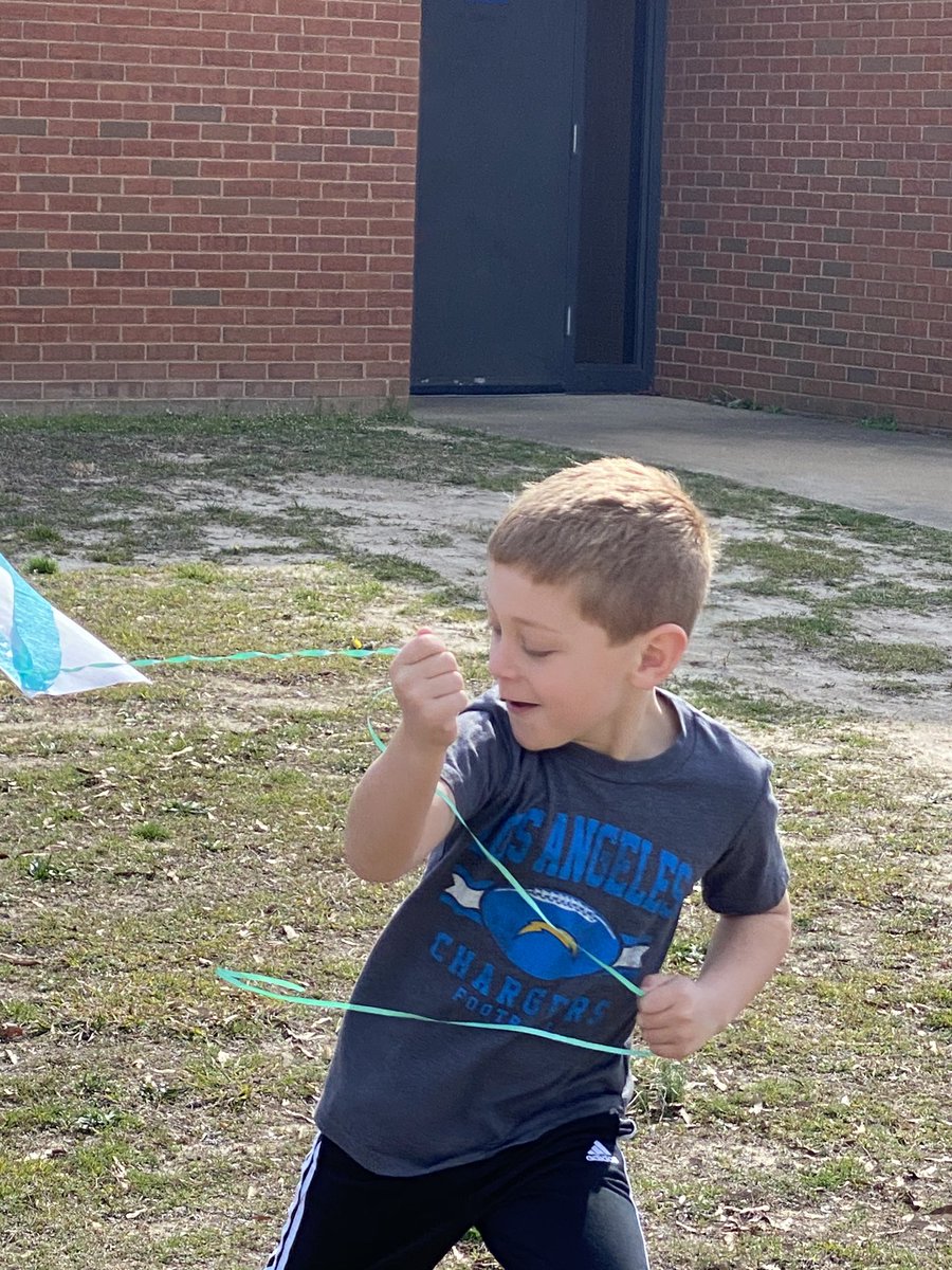 Seusserrific's tweet photo. My first graders made kites in class and then we took them outside to see if they would fly.  The smiles and laughter were wonderful! https://t.co/fYTdsIRbtE