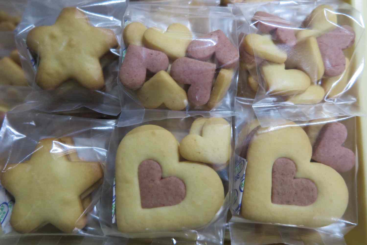 福寿美菓子店 ハート型クッキー 中のハートは苺味です 3枚入り 中抜きのハートクッキーも付いています 160円 あまった中抜きの小さなクッキーを一袋にまとめました 赤っぽいのは苺パウダー入りです 100円 いつもの星型クッキー3枚入り 100円です