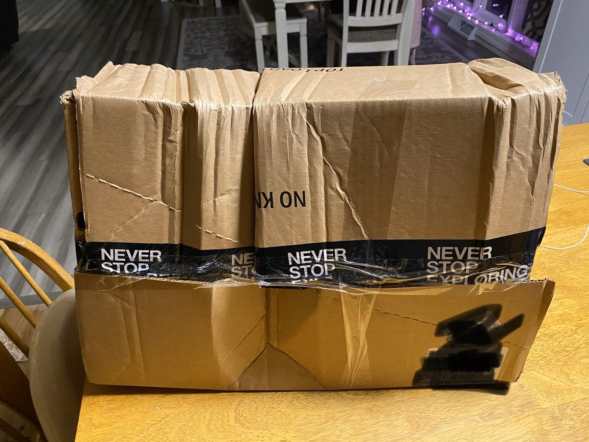 jakubhanson's tweet photo. @UPS @thenorthface this how we dropping off packages now??? https://t.co/Bljb48DUgG