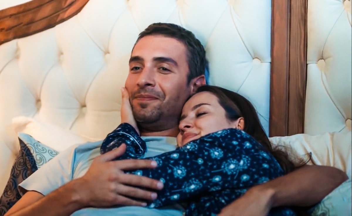 sananeekimenee's tweet photo. Çok özledim,öyle böyle değil 💔
Hiç kimse avutmuyor,boşluğunuz dolmuyor 
#iremhelvacıoğlu #UlaşTunaAstepe #Neftah https://t.co/675WzN6onD