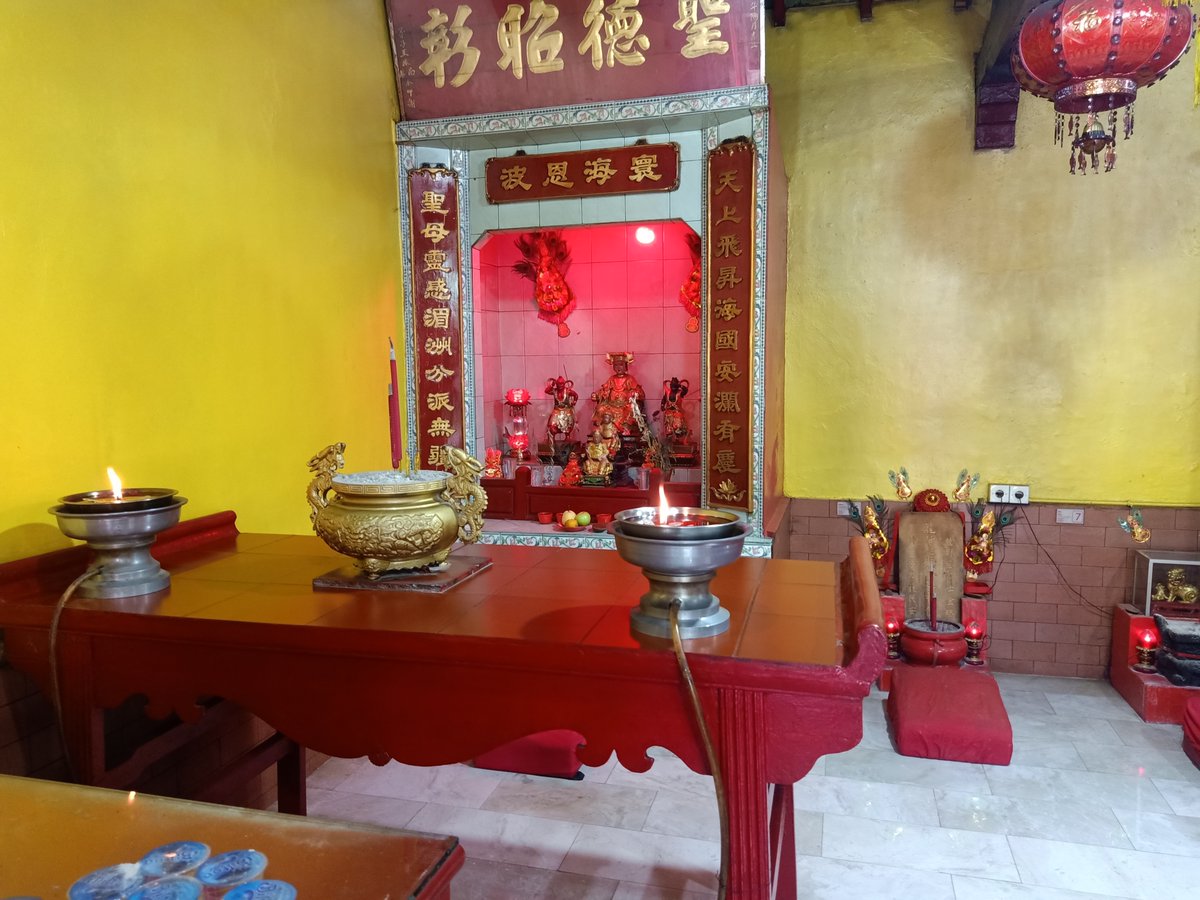 Desdiandi's tweet photo. 10. Tian Shang Sheng Mu di kelenteng HokTekChe ditulis Ma Cun Sin Mu dikenal juga sebagai Bunda Suci yang bersifat Nabi dan berkedudukan di Langit Atas, Sosok Teladan ini dipercayai akan membantu kelancaran berlaut para pelaut dan nelayan #Bioku #HokTekChe #TianShangShengMu https://t.co/V7QMgFWiZk