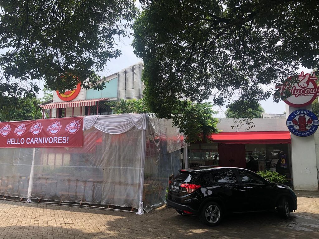 lucywiryono's tweet photo. Kado berikutnya dari @steakholycow akan hadir nanti malem di #CAMPBonjer . Istimevvah lah #Holycow10Tahun ini https://t.co/pyLpD0pC1x