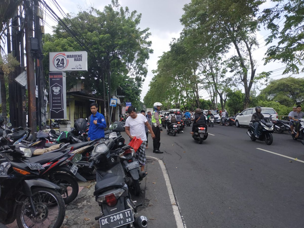 polsekkuta's tweet photo. Bubaran Sholat Jumat Mesjid Ar Rahmat jalan Raya Kuta Personil Lantas Polsek Kuta Polresta Denpasar Bantu Kelancaran. Jumat (13/03/2020) siang.
#divisihumaspolri #multimediapoldabali #lalulintas #bubaran #ibadah #sholat #jumat #mesjid #polisibali #polisiindonesia #Indonesiakuat https://t.co/5L66dC7Q8Q