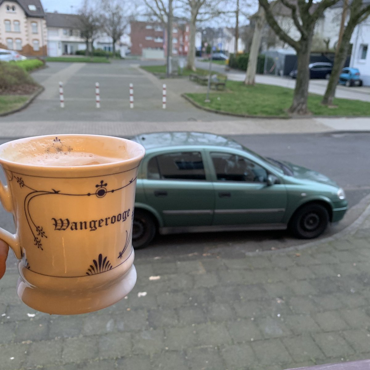 voll_ernst's tweet photo. Moin Menschen, #amPlatz wird es hell, heute mit Urlaubsträumen auf der Tasse. Im Hintergrund seht ihr #Kurt den grünen Flitzer. https://t.co/ArHis2vqBk