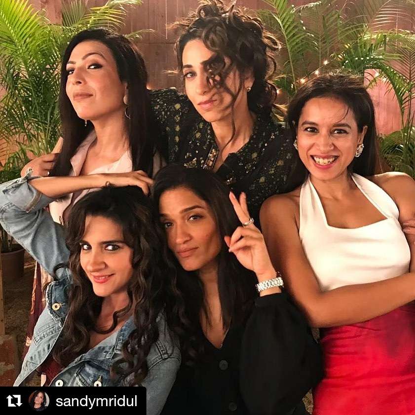 The perfect BTS picture we could ask for !
Watch @sandymridul as Anuja Joshi, the leader of the pack, the tiger mom, and her crazy journey of motherhood !
Stream Mentalhood now on #ALTBalaji!
#StarcastHq #Starcast  #AltBalajiOriginal #Zee5Original 
@altbalaji @ZEE5Premium