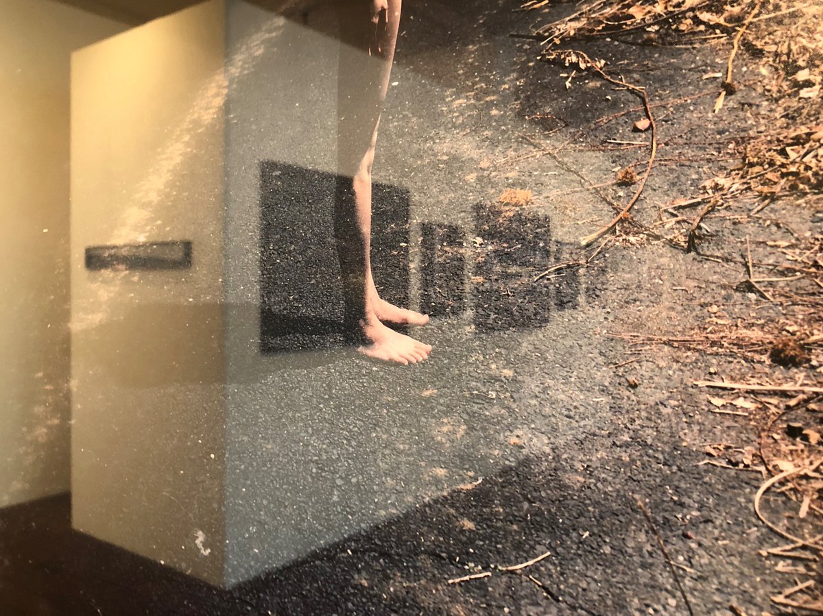 EMONPHOTO's tweet image. 現在開催中の小林秀雄新作展『街灯』、小林作品としては珍しく人物像が写されています。それを良く見ると、、小林秀雄展は3月28日(土)まで。