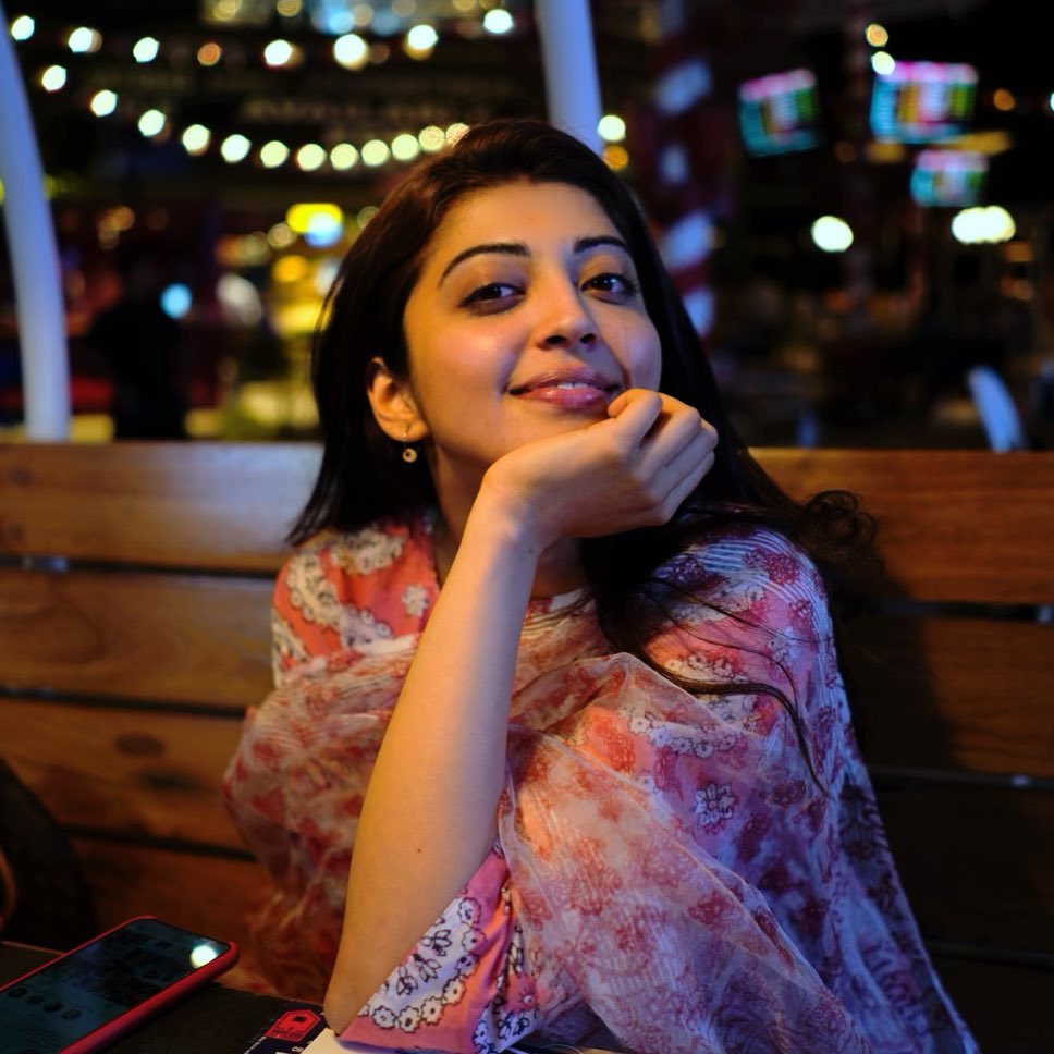 movilti's tweet photo. @pranitasubhash's pretty smile will surely make your day...❣️
#PranithaSubhash #pranith #Smile #Gorgeous #subhashpranitha https://t.co/Ag75hnbDqP