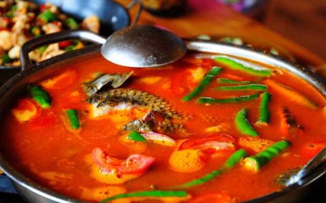 VivreauGuizhou's tweet photo. Les Chinois ont l’habitude de lier la ville Kaili à un plat célèbre : le poisson à la soupe acidulée de Kaili. Seul le poisson fabriqué à partir de la soupe acidulée rouge de Kaili peut être considéré comme le véritable poisson à la soupe acidulée. #Chine #Guizhou https://t.co/Zw8qqbW3Iw