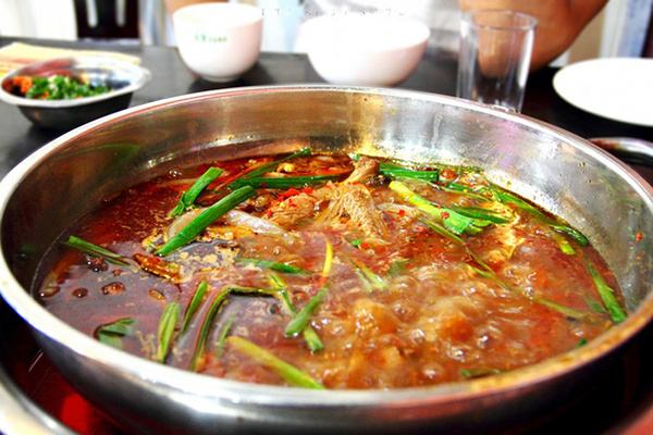 VivreauGuizhou's tweet photo. Les Chinois ont l’habitude de lier la ville Kaili à un plat célèbre : le poisson à la soupe acidulée de Kaili. Seul le poisson fabriqué à partir de la soupe acidulée rouge de Kaili peut être considéré comme le véritable poisson à la soupe acidulée. #Chine #Guizhou https://t.co/Zw8qqbW3Iw