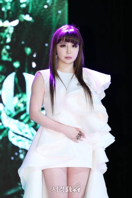purple_olive_'s tweet photo. In that showcase, it must've taken a great deal of courage and strength for Bom to stand before us and the highly critical media. She must've been shaking inside but still she did it with her head held high. It will forever be a moment.
#OneYearWithSpring https://t.co/BK4k9wkuqs