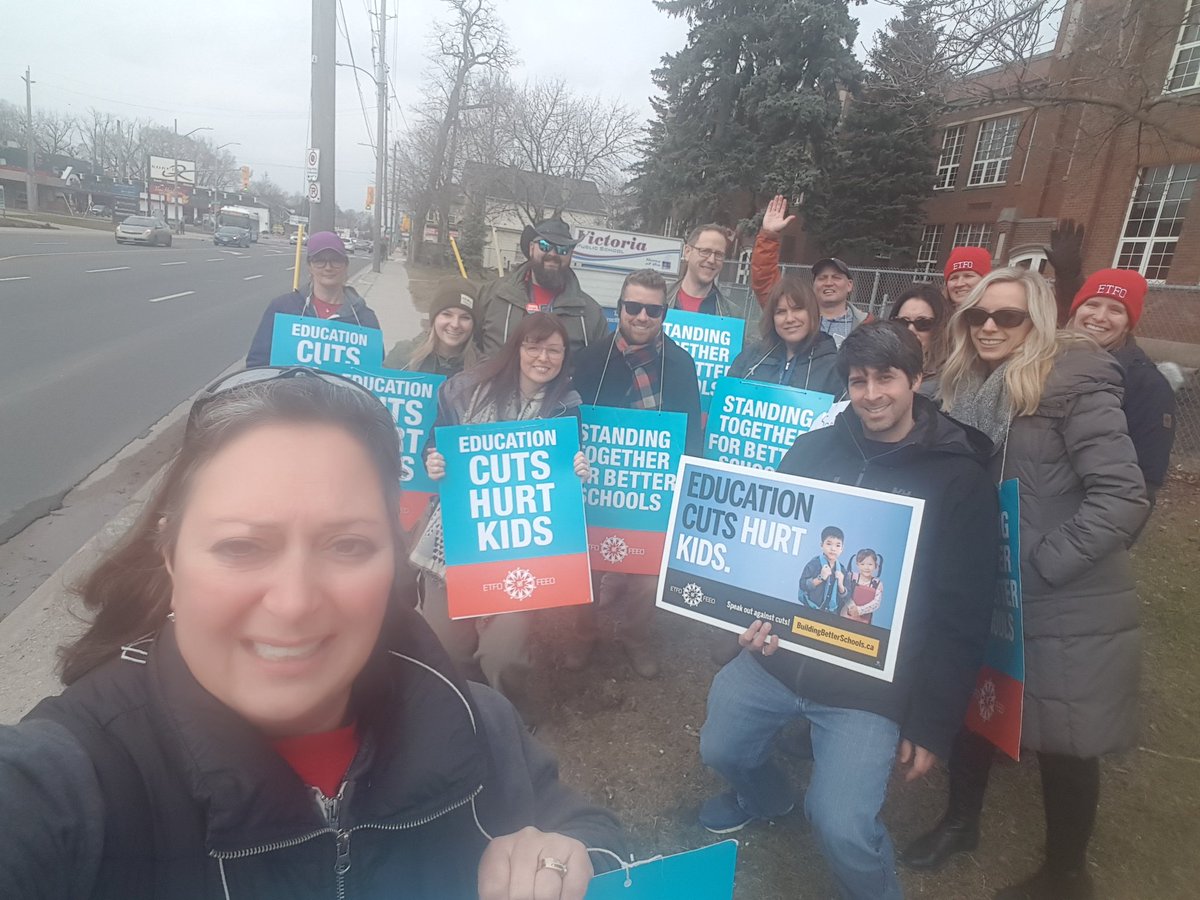 iraisetinydinos's tweet photo. At it again! Our awesome team standing up for our kids! #cutshurtkids #etfostrong #Istrikebecause https://t.co/dYO8DbAZL7