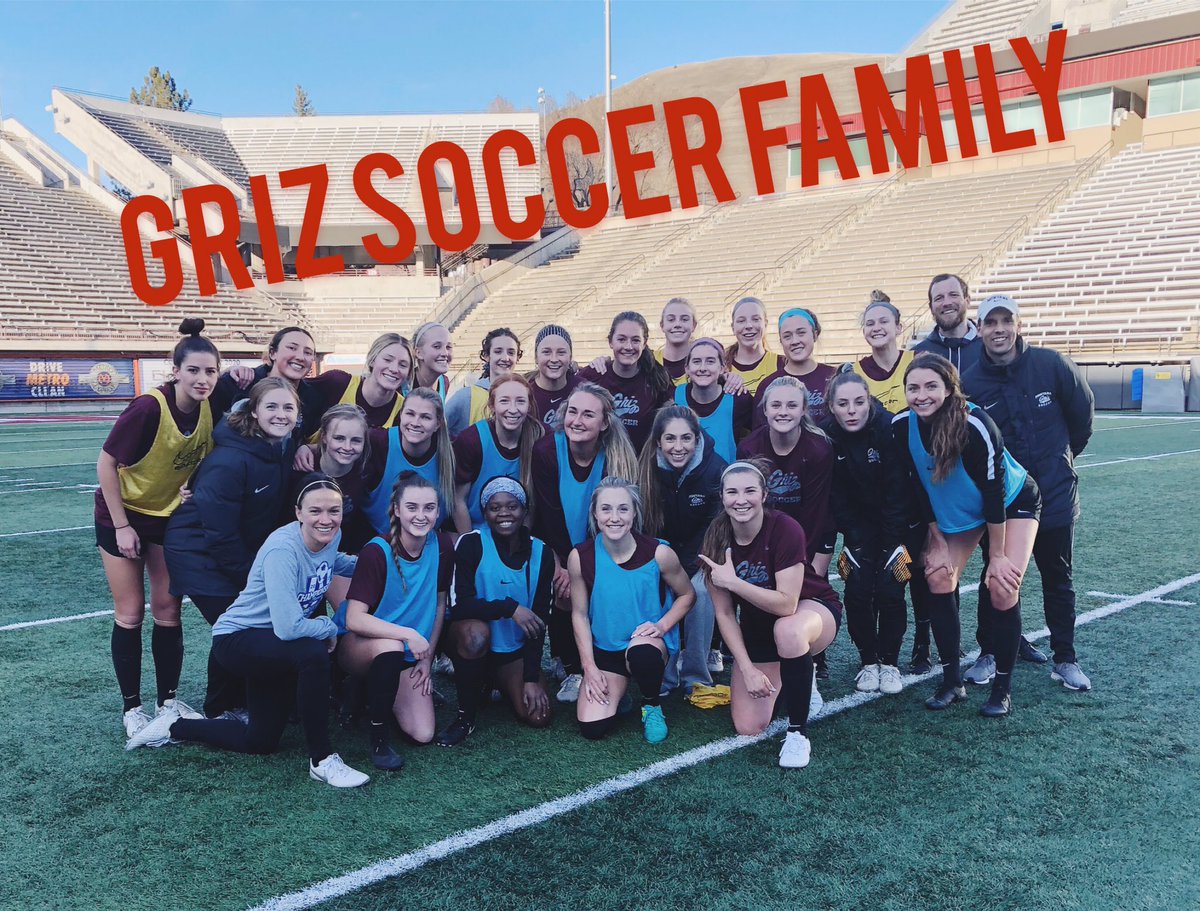 MontanaGrizSOC's tweet photo. Pre practice meeting topic: “You are the average of the five people you spend the most time with.” Grateful to be around each other everyday! What an amazing group of people. #SpringBreakTime #GrizSoccer 🐻⚽️ https://t.co/7cKPbBmbDW