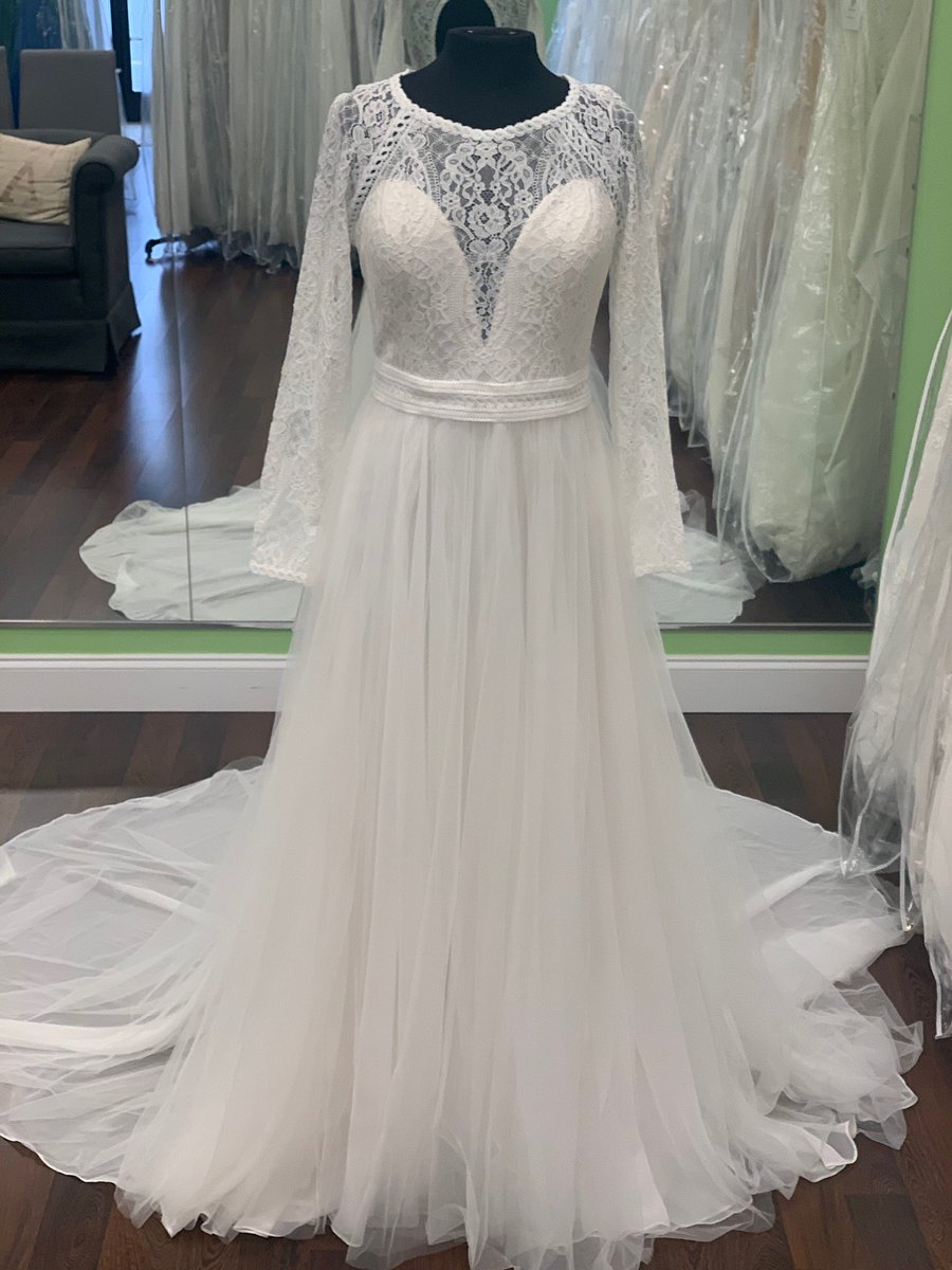 AnniesRoom's tweet photo. A romantic combination of lace, sleeves &amp; chiffon 💕 💐#beananniesroombride #comeshoppingatanniesroom https://t.co/Ht96kq7ma4