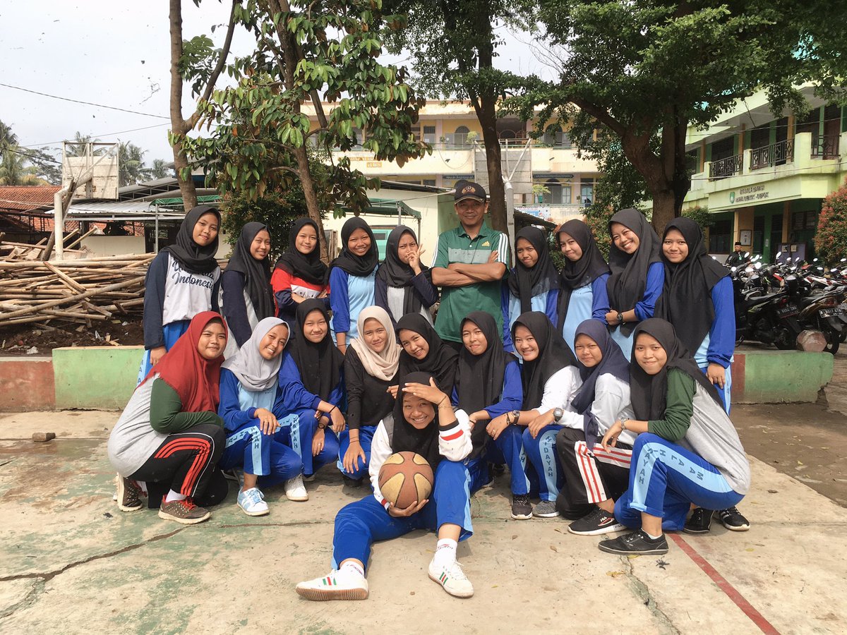 dndwdy1's tweet photo. Lu ga tau kan betapa singkatnya waktu buat kita :) #ceritasekolah https://t.co/ZPx9YrAxFN